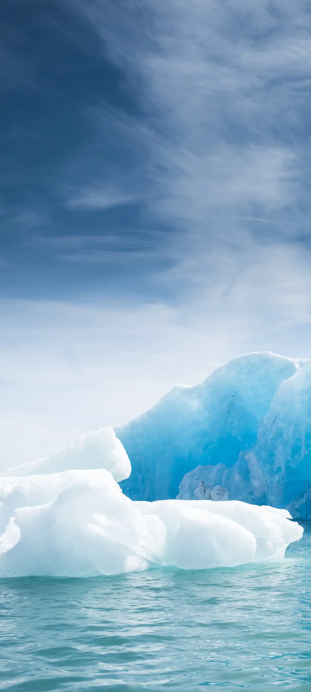 蓝天白云下的晶莹一半水面一半海里冰山唯美风景手机壁纸